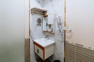 Ванная комната в Lambert Hotel +41 фотография