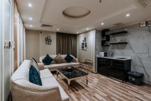 Кухня или мини-кухня в Lambert Hotel
