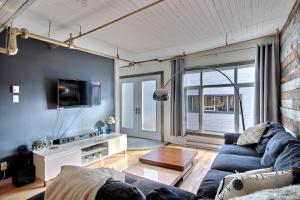 sala de estar con sofá y mesa en Lion's Den // Spacious 1500 sqft (2 WC) - Downtown, en Quebec
