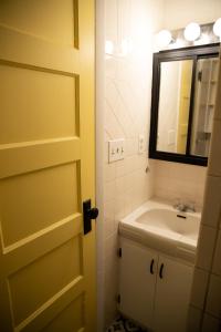 Ένα μπάνιο στο Charming French Studio Apartment