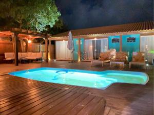 uma grande piscina num quintal à noite em Pousada Inn Nature em Palhoça