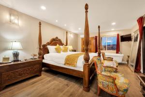 1 dormitorio grande con 1 cama y 1 silla en Quiet Mind Mountain Lodge, Retreat & Spa, en Julian