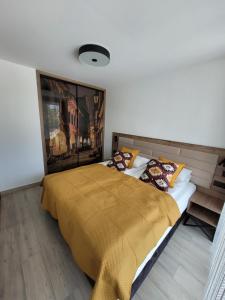 Tempat tidur dalam kamar di Apartament Hala Kamienicka