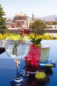 una mesa con dos cócteles y una copa en ella en Vita Hoteles Arequipa, en Arequipa