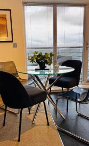 Ruang duduk di Chester City Centre Waterfront Apartment +66 gambar
