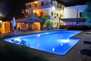 una gran piscina por la noche frente a un edificio en Eleonora Αnissaras, en Hersonissos