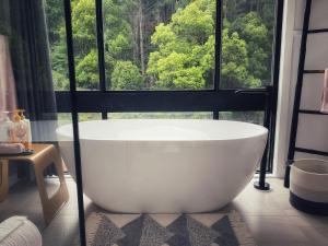 Currumbin ValleyPvc的带窗户的浴室内的白色大浴缸