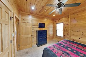 Tempat tidur dalam kamar di Gatlinburg Falls Cabin Unit 812