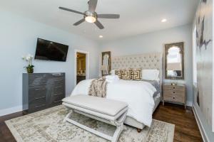 een slaapkamer met een bed en een plafondventilator bij Southside Manor in Nashville