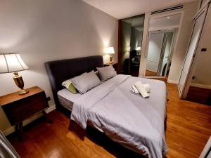 Tempat tidur dalam kamar di Anggun Luxury Suite
