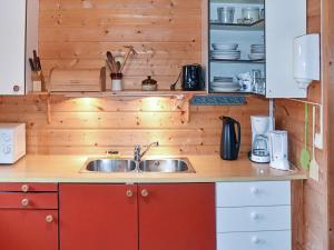Kuchyň nebo kuchyňský kout v ubytování Holiday home Leirvik I Sogn