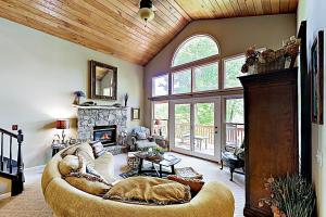 TV a/nebo společenská místnost v ubytování Pisgash Cottage