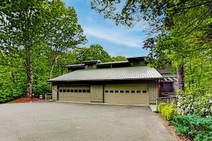 una casa con garage con vialetto di Rumbling Bald Resort Unit 2004 a Lake Lure