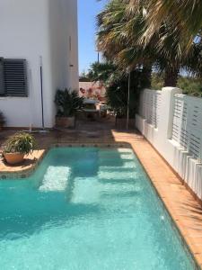 uma piscina em frente a uma casa em villa cinco palmas em Almerimar
