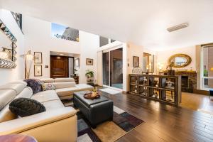 uma sala de estar com mobiliário branco e uma lareira em Shore Villas #37 em Scottsdale