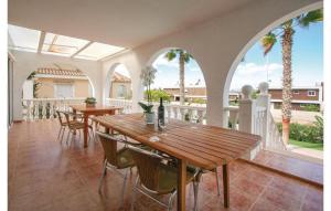 ein Esszimmer mit 2 Tischen und Stühlen auf dem Balkon in der Unterkunft Gorgeous and uniq 4-Bed Villa by medittranean sea in Puerto Marino