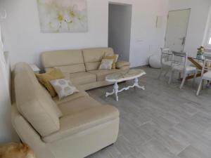 Posedenie v ubytovaní Gorgeous and uniq 4-Bed Villa by medittranean sea
