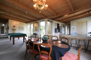 uma sala de jantar com uma mesa e uma mesa de bilhar em Gracedale Hills Homestead em Healesville