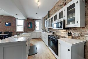 A kitchen or kitchenette at Market Street Loft