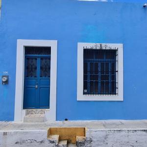 un bâtiment bleu avec une porte bleue et une fenêtre dans l'établissement Casa Nicté, hospédate en una casa del siglo XVIII, à Campeche