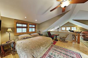 a bedroom with a bed and a ceiling fan at Elkhorn Cabin & Eagles Wing Lodge in Asheville