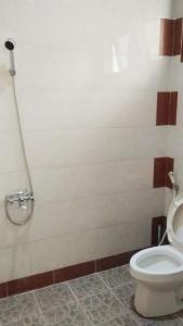 bagno con servizi igienici bianchi in camera di Samia Residence a Slada