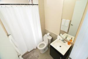 Bathroom sa Modern 3 Bedroom Condo In Private Community #5