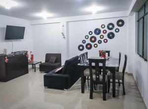 sala de estar con mesa de comedor y sillas en Complete apartment, services included, WIFI, Netflix, en Lima