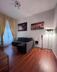 羅馬的住宿－VT Vatican's Apartment，带沙发和木地板的客厅