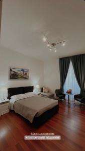 羅馬的住宿－VT Vatican's Apartment，一间卧室配有一张床、一张沙发和两个窗户。