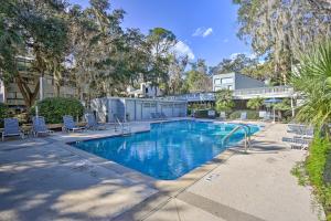 Πισίνα στο ή κοντά στο Walk to Beach HHI Townhome with Pool Access!