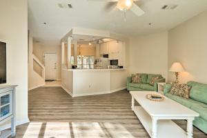 Η κουζίνα ή μικρή κουζίνα στο Walk to Beach HHI Townhome with Pool Access!