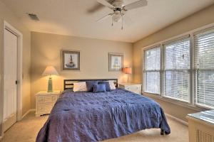 Ένα ή περισσότερα κρεβάτια σε δωμάτιο στο Walk to Beach HHI Townhome with Pool Access! +23 φωτογραφίες