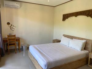 En eller flere senge i et værelse på Sambahan Inn