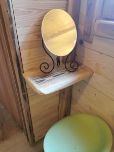 um pequeno espelho sentado numa prateleira num quarto em Kaiserhaus Harald Astner Ebbs Studio 2 em Ebbs