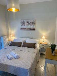 een slaapkamer met een bed met 2 kussens erop bij ATHINAS APARTMENT in Limenas