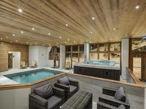 ラ・タニアにあるHôtel Le Montanaのプールとホットタブ付きの広い客室です。