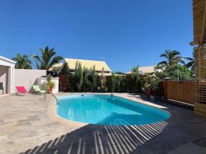 - une piscine au milieu d'une cour dans l'établissement Malaury, splendide villa avec piscine chauffée, à Saint-Gilles les Bains