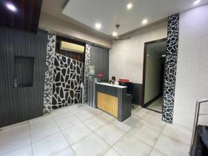 O bucătărie sau chicinetă la Hotel Palace Residency near Lokmanya Tilak Terminus