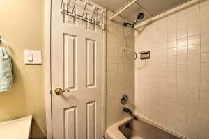 Ένα μπάνιο στο Simple North Wildwood Condo - Steps to Beach! +30 φωτογραφίες