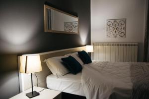 a bedroom with a bed and a lamp and a mirror at Amarillo in Palermo