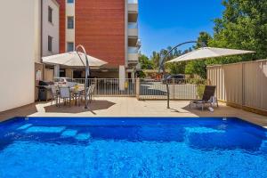ein blauer Swimmingpool vor einem Gebäude in der Unterkunft Quest Echuca in Echuca