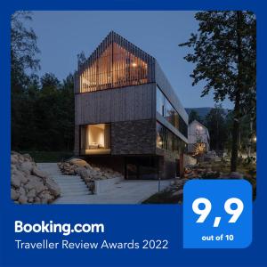 a review of a house with the text travelling review awards at Wilcza For Rest in Karpacz