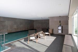 a living room with a swimming pool in a house at Benen-Diken-Hof in Keitum
