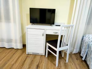 リミニにあるPark Hotelのテレビ(白いデスク、椅子付)