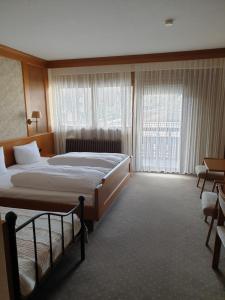 Postel nebo postele na pokoji v ubytování Hotel Waldblick BSR Garten mit Pavillons im Schwarzwald, ideal für Paare, Familien, Hunde