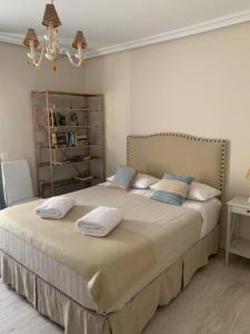 A bed or beds in a room at Hidden Gem Playa Helios con Ascensor & Parking