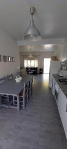 Kuchyň nebo kuchyňský kout v ubytování Chalet I con terraza en la playa