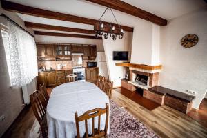 una sala da pranzo con un tavolo e una cucina di Августин a Solochyn