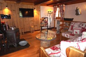 una sala de estar con un sofá y una mesa en Chalet Ancetre, en Morzine